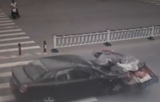 老人骑三轮车撞破电梯门掉进电梯井