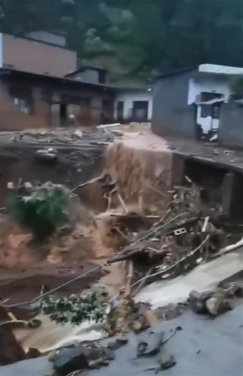 贵州暴雨山洪冲入楼房 居民阳台呼救，生死救援纪实